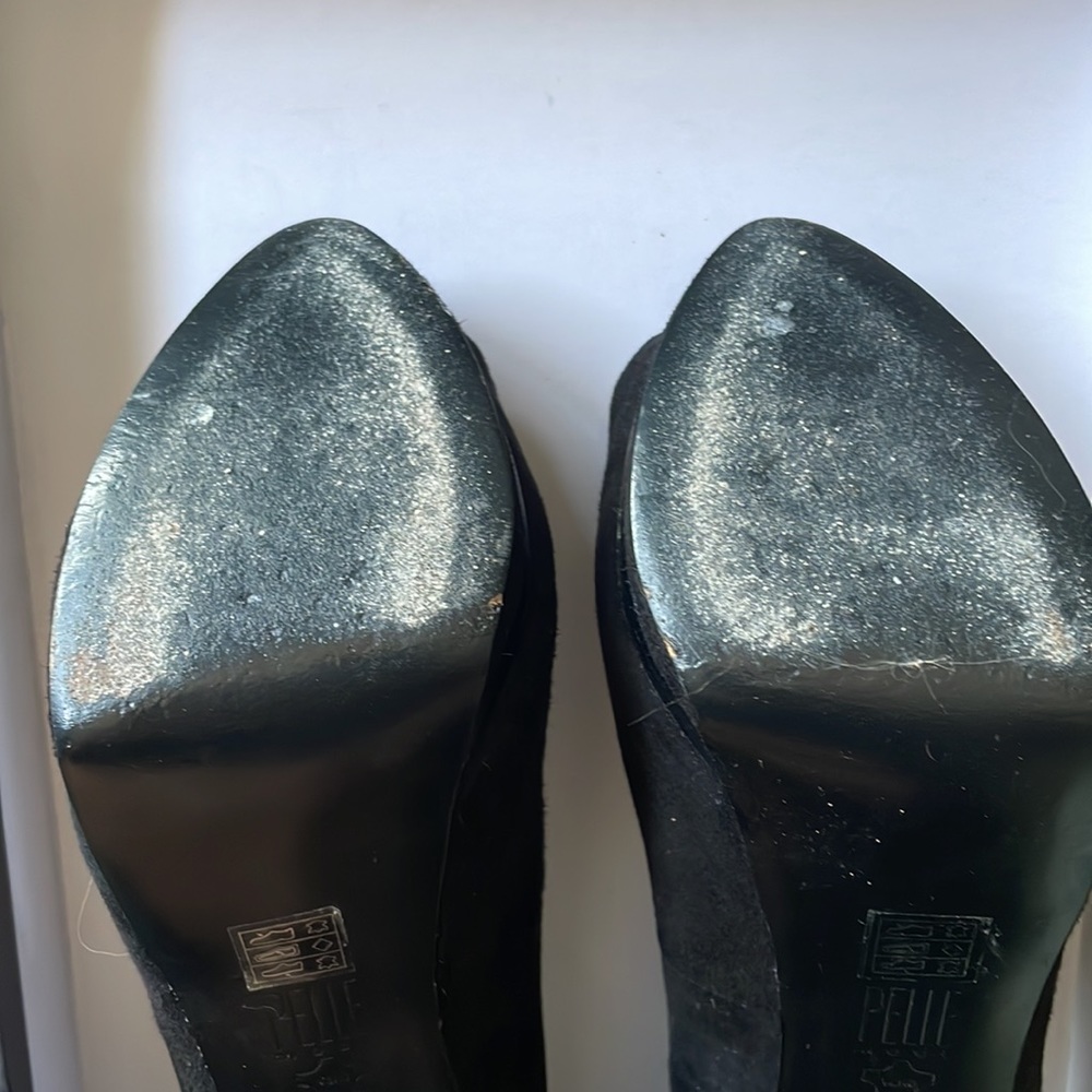 Black suede Pelle Moda 6.5 peep toe pump - Picture 5 of 6